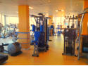 Damper Fitnessstudio mit Ausblick auf den Hafen und das Meer